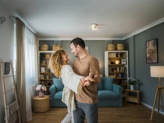 Couple qui danse dans leur appartement