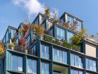 Immeuble avec de la végétation